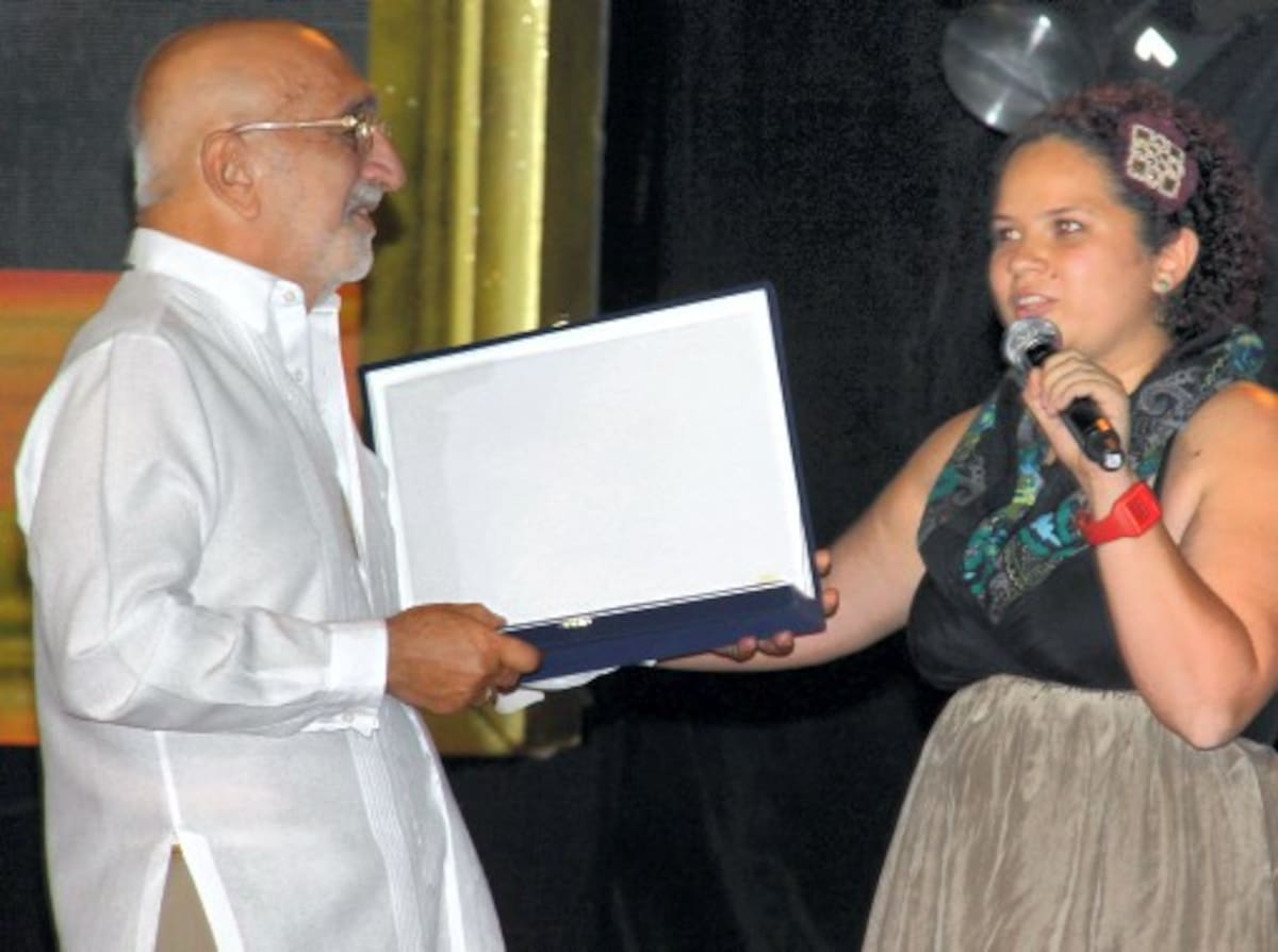 La vida y obra del escritor David Sánchez Juliao (1945-2011), fue exaltada con un Premio India Catalina. El gran autor del Caribe colombiano había ganado 17 galardones en los premios a lo mejor de la televisión colombiana, por sus aportes como guionista y argumentista de series. El premio fue entregado por el escritor Juan Gossaín a Paloma Sánchez, hija del escritor recientemente fallecido. MARUJA PARRA/EL UNIVERSAL/