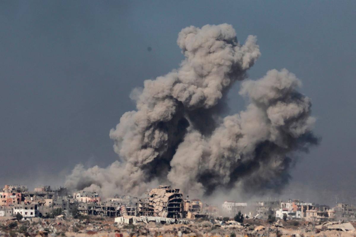 Tras bombardeos israelíes los muertos en Gaza superan los 18.000