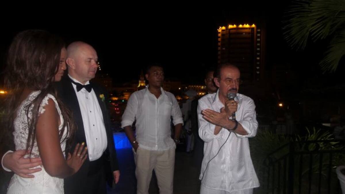 El director de cine y de la reciente película donde actúa Diana, compartió con los novios y les deseo felicidad y éxito en su matrimonio. JAVIER RAMOS - QHUBO