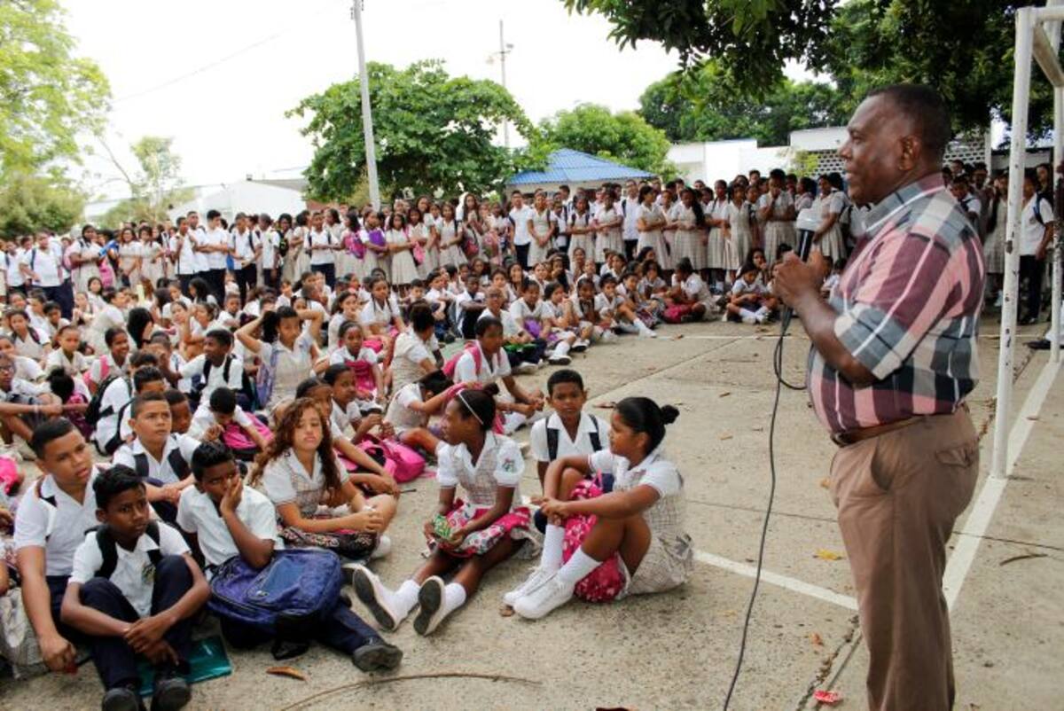 Directivos recibiendo a los estudiantes durante el regreso a clases. Julio Castaño.