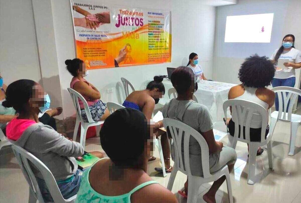 Angélica Madrid, psicóloga, en la Cárcel Distrital de Mujeres liderando el taller “Hablemos sobre el suicidio”.