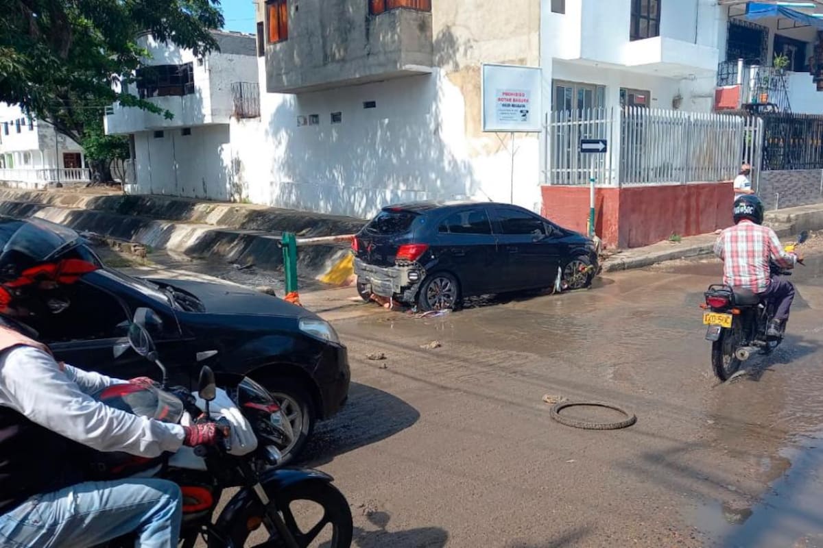 Lluvias siguen haciendo estragos: canal se desbordó y carro se atascó