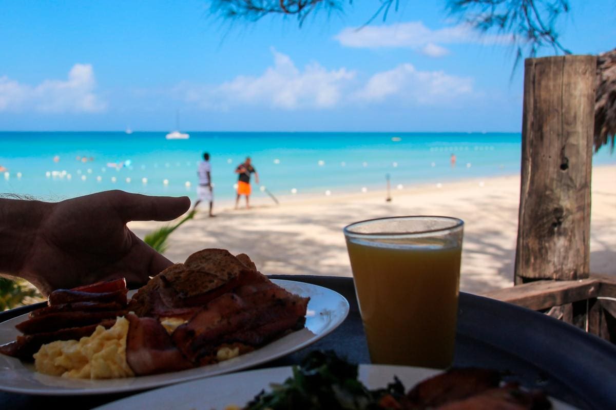 ¿Viajas este puente festivo? Qué comer y qué evitar para no dañar el paseo