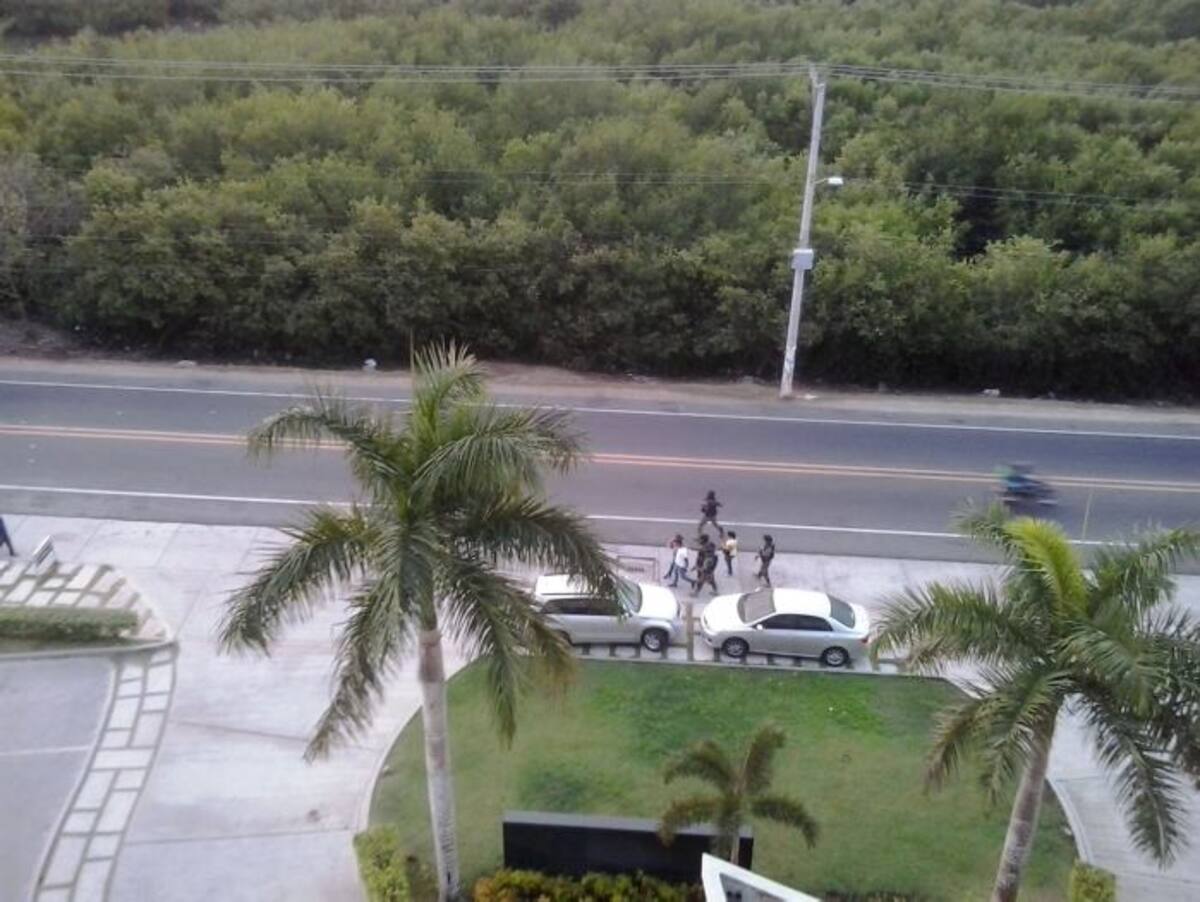 Momentos en que la Armada captura a uno de los Urabeños en La Boquilla. EL UNIVERSAL