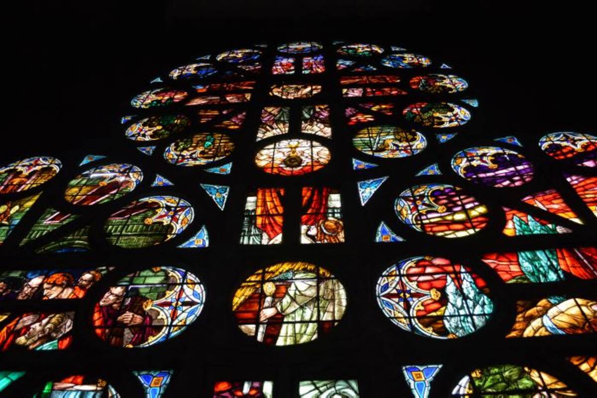 Vitral lateral en forma de trébol.