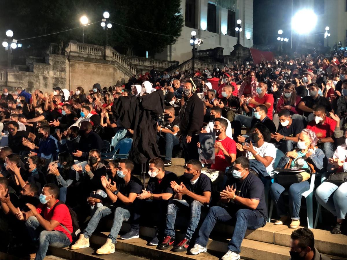 El presidente cubano Miguel Díaz Canel (fuera de cuadro), participa junto a jóvenes cubanos en una velada por el quinto aniversario de la muerte de Fidel Castro. //EFE