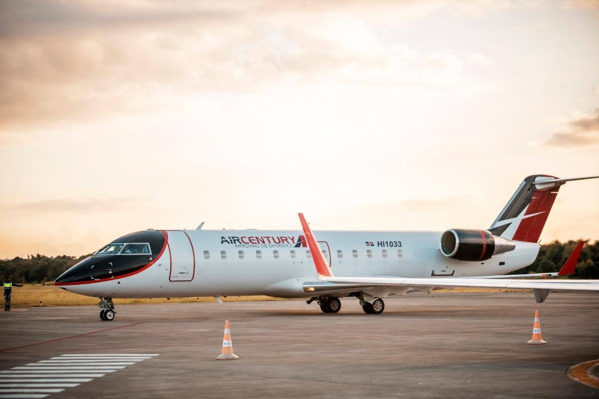 Avión Bombardier CRJ200 de la flota de Air Century. //Cortesía
