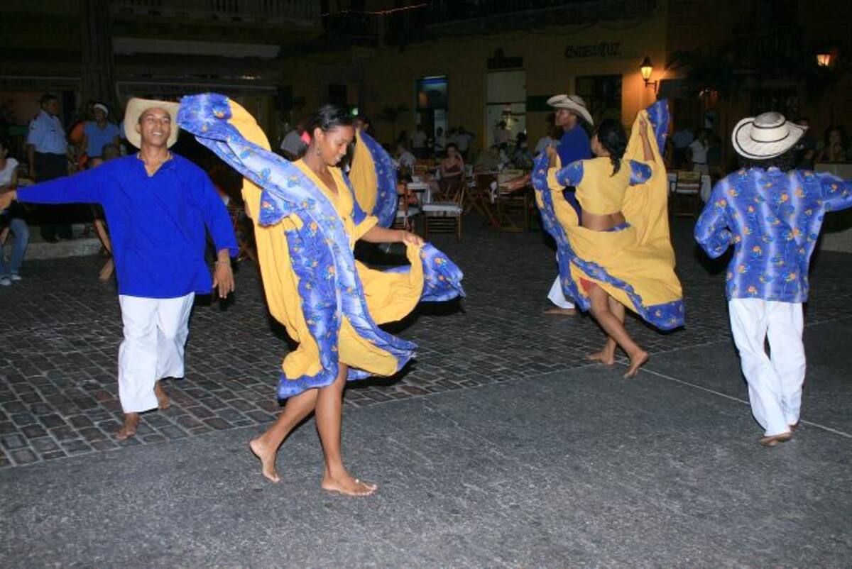 Bailarines en la Plaza Santo Domingo.