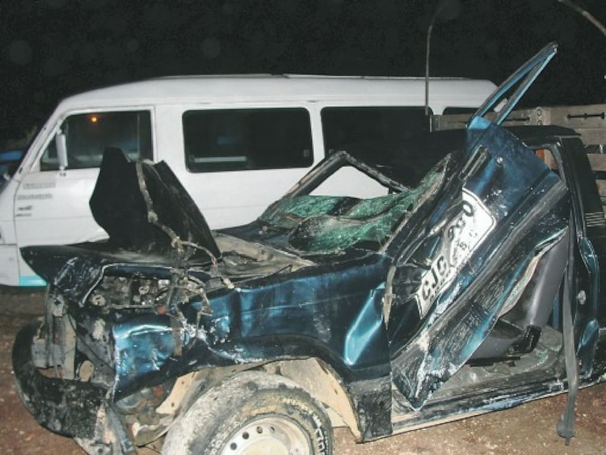 Destruida quedó la camioneta Chevrolet Luv de placas CJC 956, que arrolló a los dos ocupantes de la motocicleta.