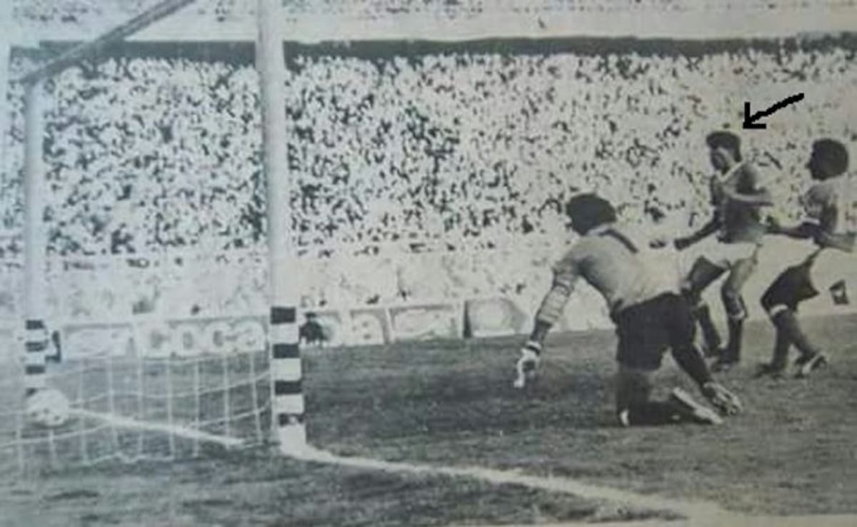 ‘El Pájaro Juárez’ vence al arquero Lorenzo Carrabs, de Nacional. Fue el único gol de esa tarde de domingo para el triunfo de Millonarios en Bogotá, hace unos 30 años.