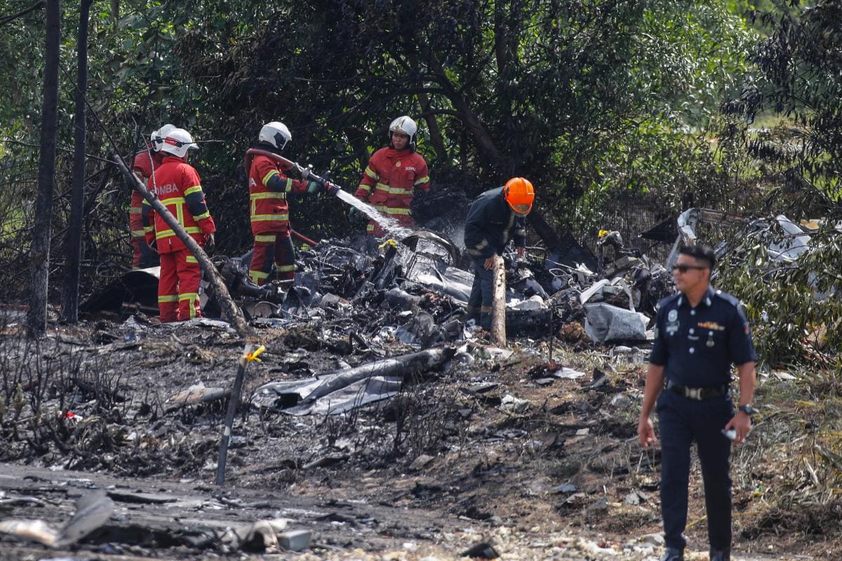 Recuperan cuerpos de los 10 fallecidos en accidente de avioneta en Malasia