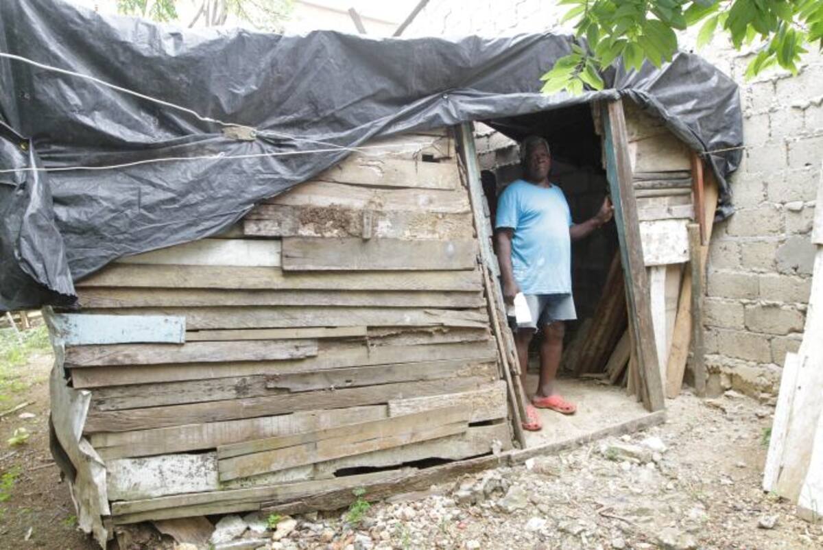 Eladio Pino Mosquera en el lugar donde vive en San Bernardo de Asís, uno de los barrios con más índices de pobreza en Cartagena. Julio Castaño.