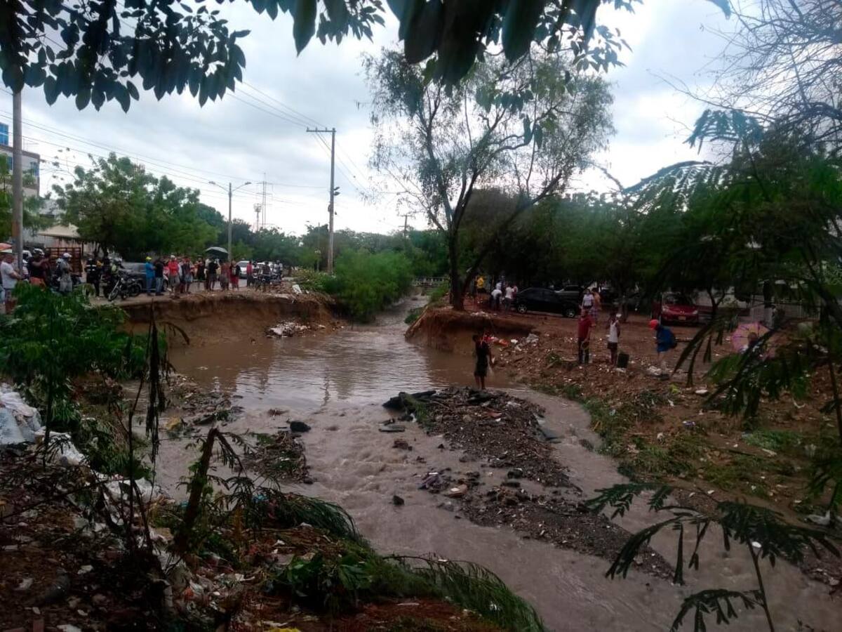 Vehículos y personas fueron víctimas de las inundaciones provocadas por las lluvias.