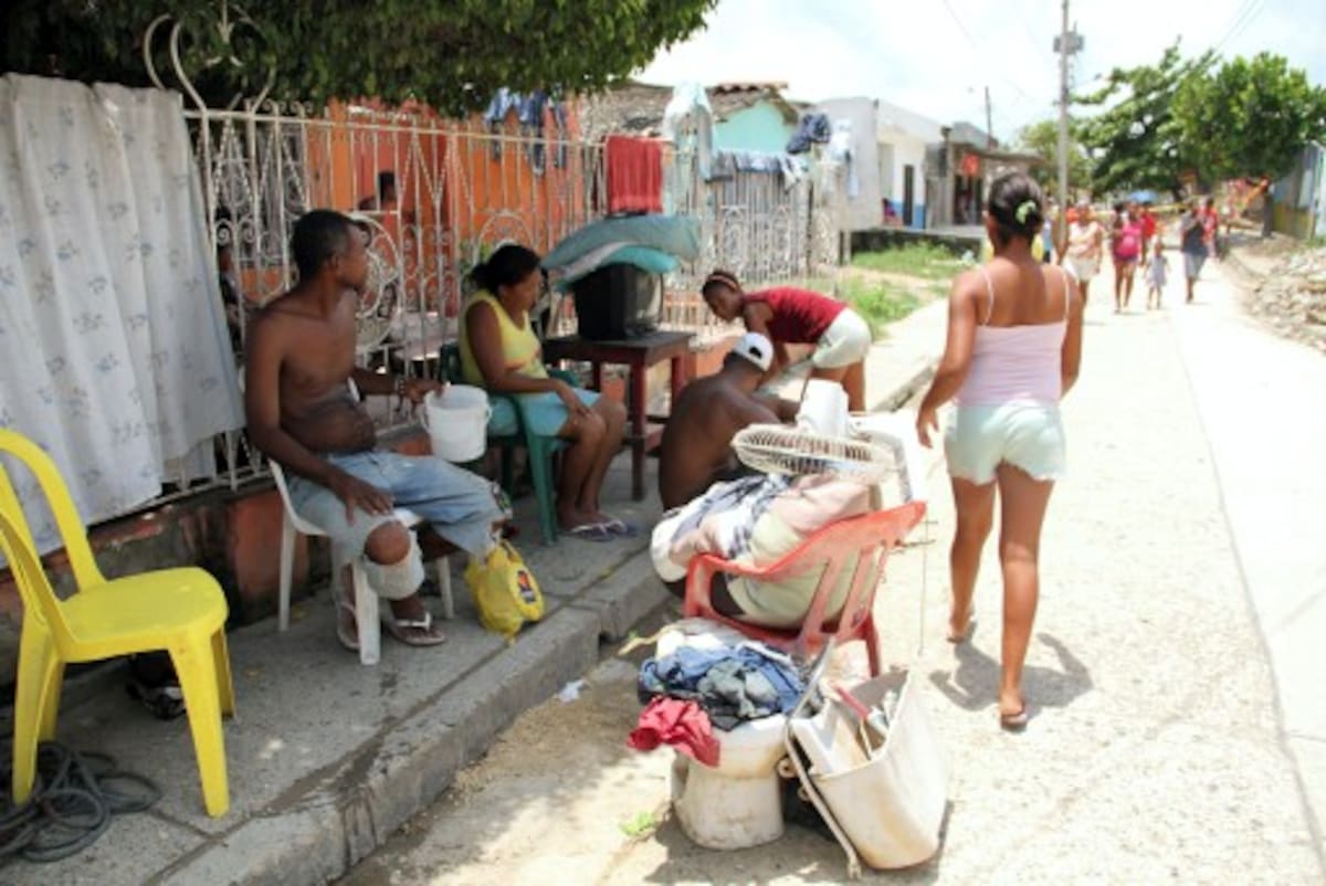 Muchas familias sacaron sus enseres a la calle, mientras llegaban los camiones para mudarse. OSCAR DÍAZ-EL UNIVERSAL