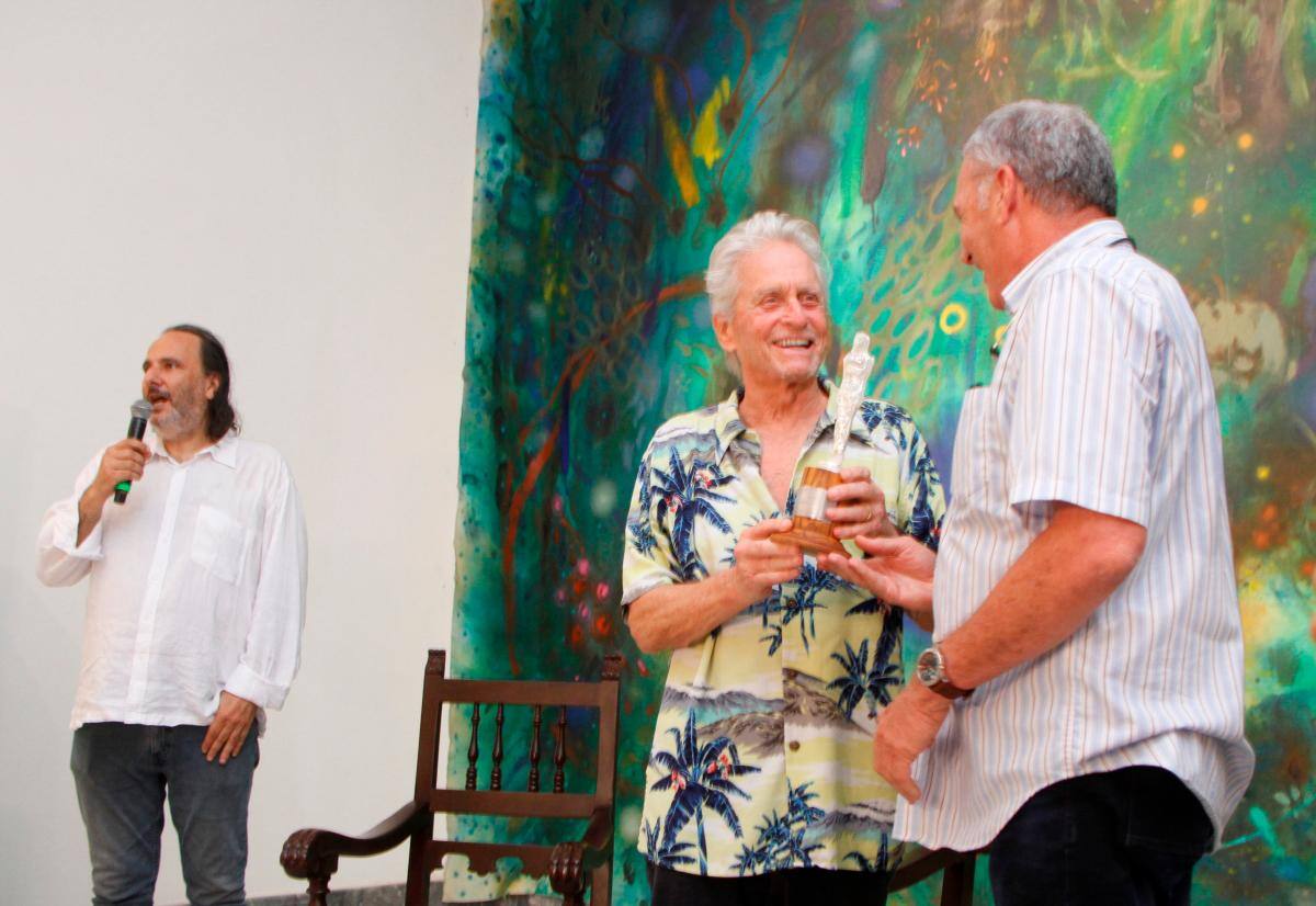 Felipe Aljure, director artístico del Ficci, le habla al público mientras Hernán Piñeres le entrega la estatuilla a Michael Douglas.//Foto: Luis E. Herrán.