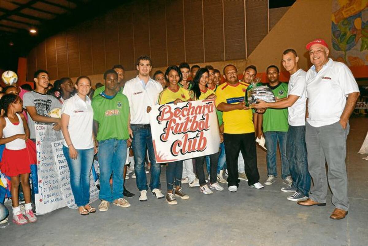 Cecilia ‘La Chechi’ Baena fue la atracción en los actos inaugurales de la ‘Copa La Amistad’, que se realizó en el coliseo de Combate. CORTESÍA