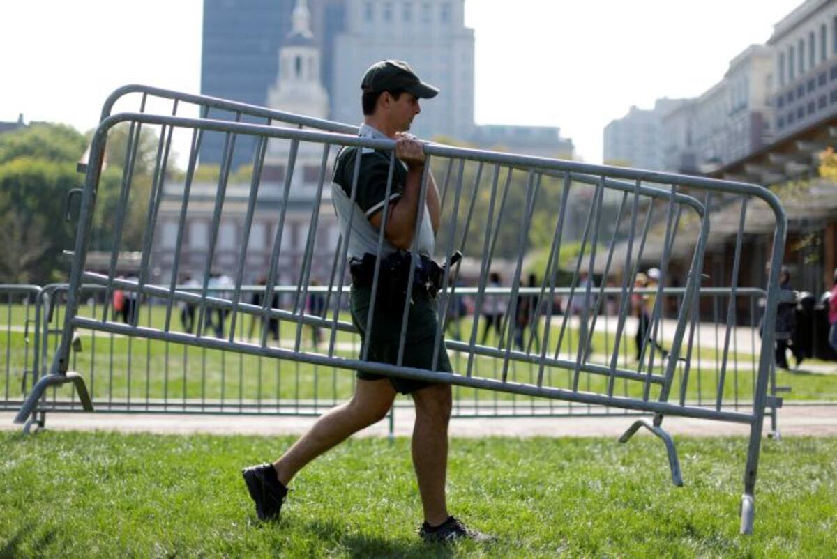 Un empleado federal pone barricadas al Parque Nacional Histórico debido al cierre parcial del gobierno. AP Carolyn Kaster