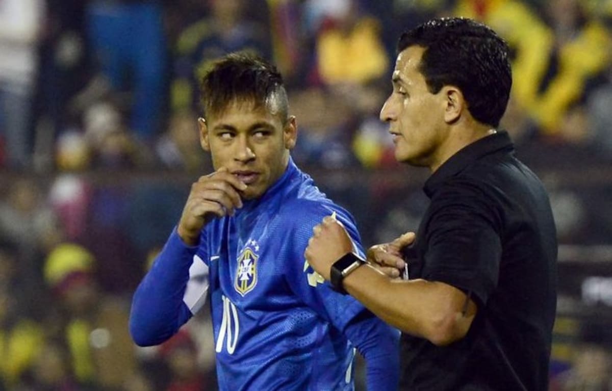 Neymar le reclama a el arbitro Enrique Osses. AFP PABLO PORCIUNCULA
