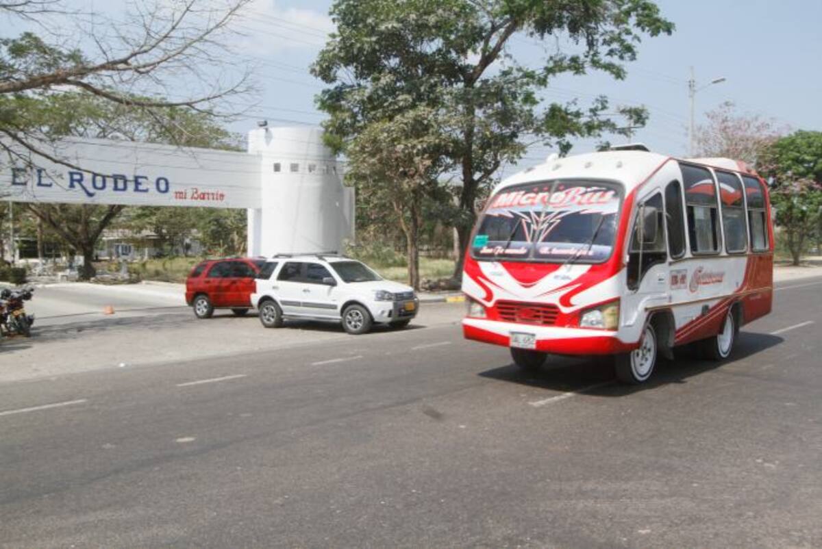 El servicios de Microbuses, a pesar de tener en su tablero “El Rodeo”, no entran al barrio durante su recorrido. // JULIO CASTAÑO-EL UNIVERSAL