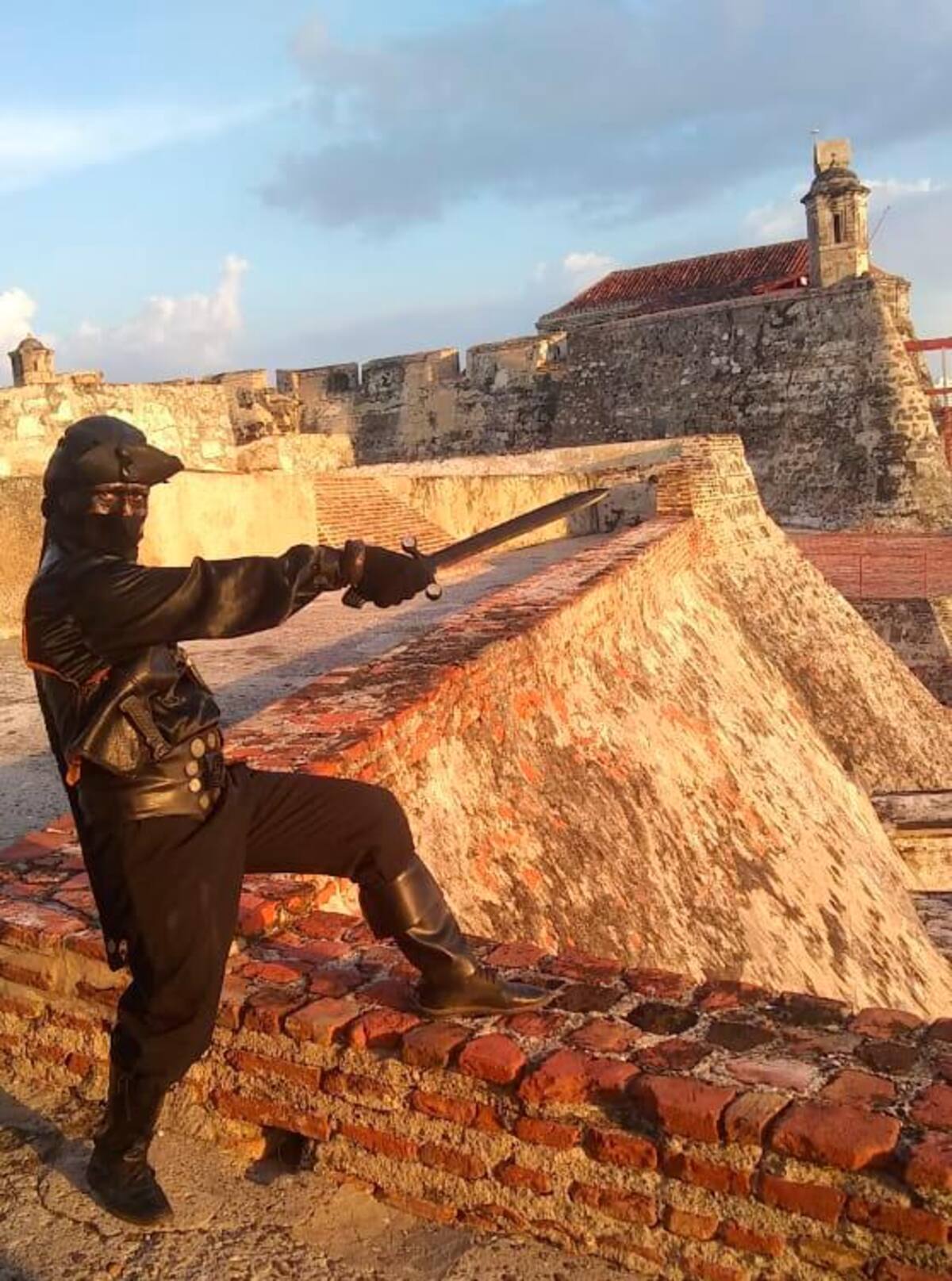 Charles Beltrán, quien suele personificar a un pirata, contó qué pasó con este arte callejero.