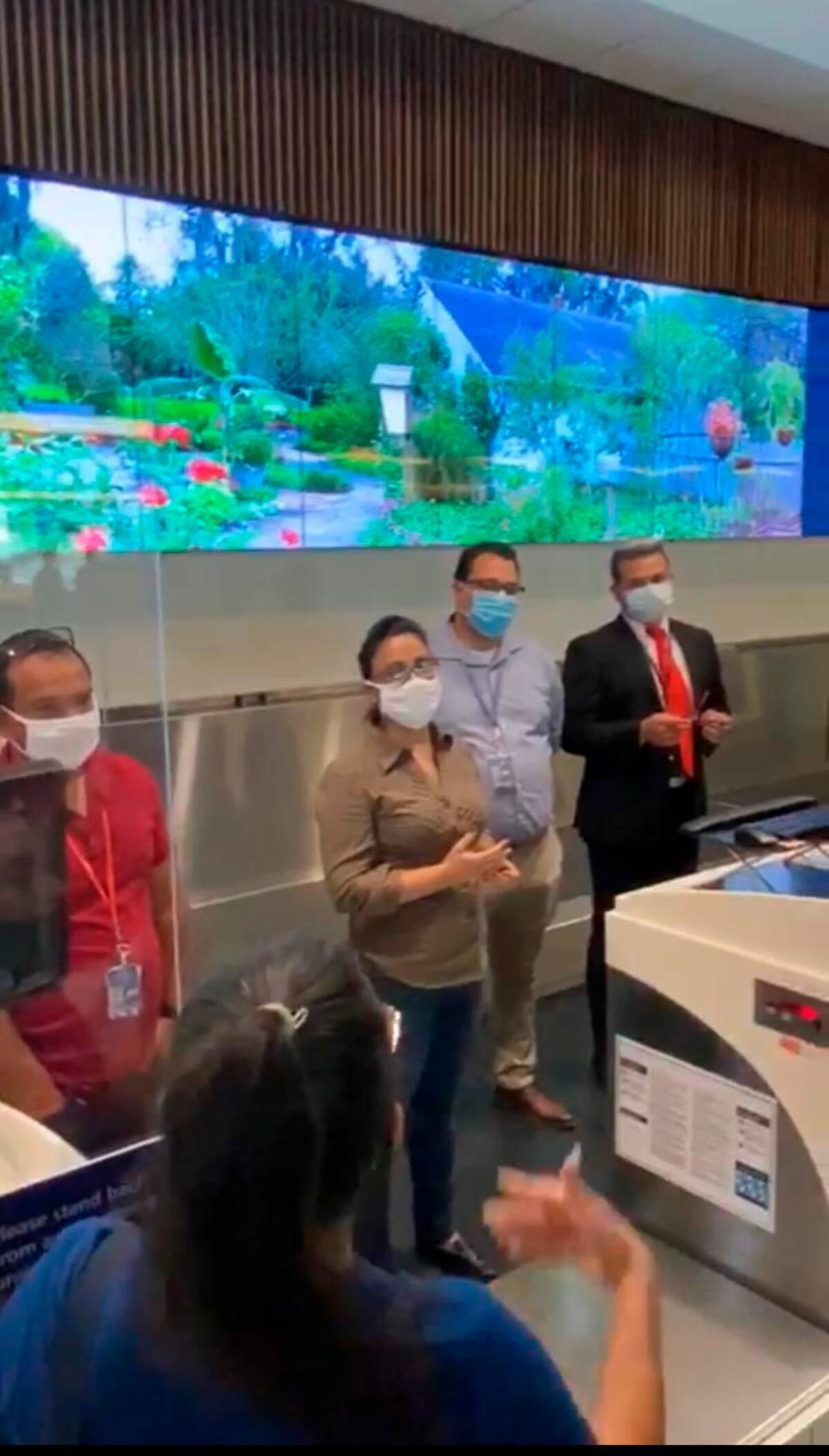 Funcionaria de Viva Air dando explicaciones de la cancelación del vuelo