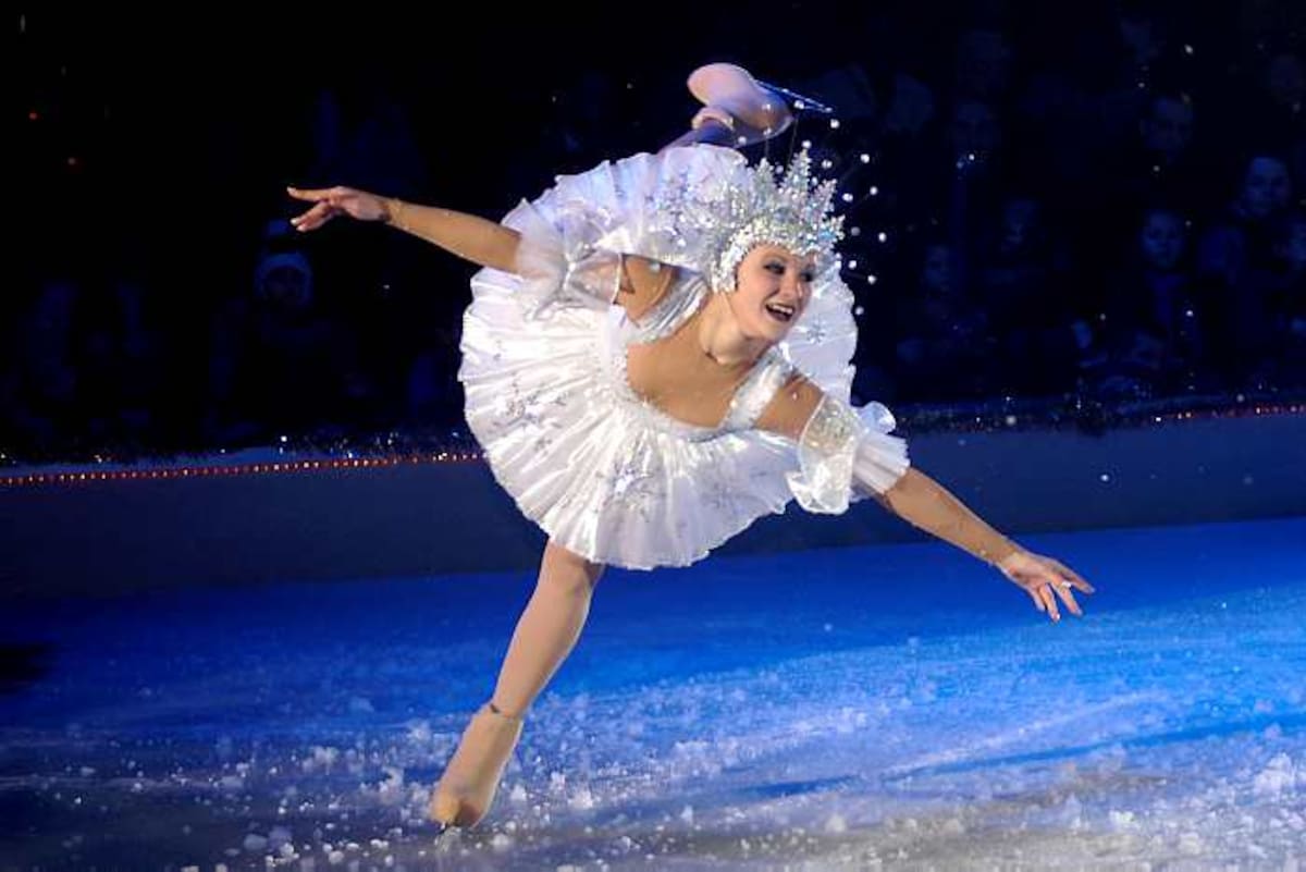 En una pista de 900 metros cuadrados de agua congelada, para que los artistas deleiten al público con sus saltos, acrobacias y un despliegue de fuerza y elegancia en funciones se presentará del 27 al 31 de octubre en Bogotá.