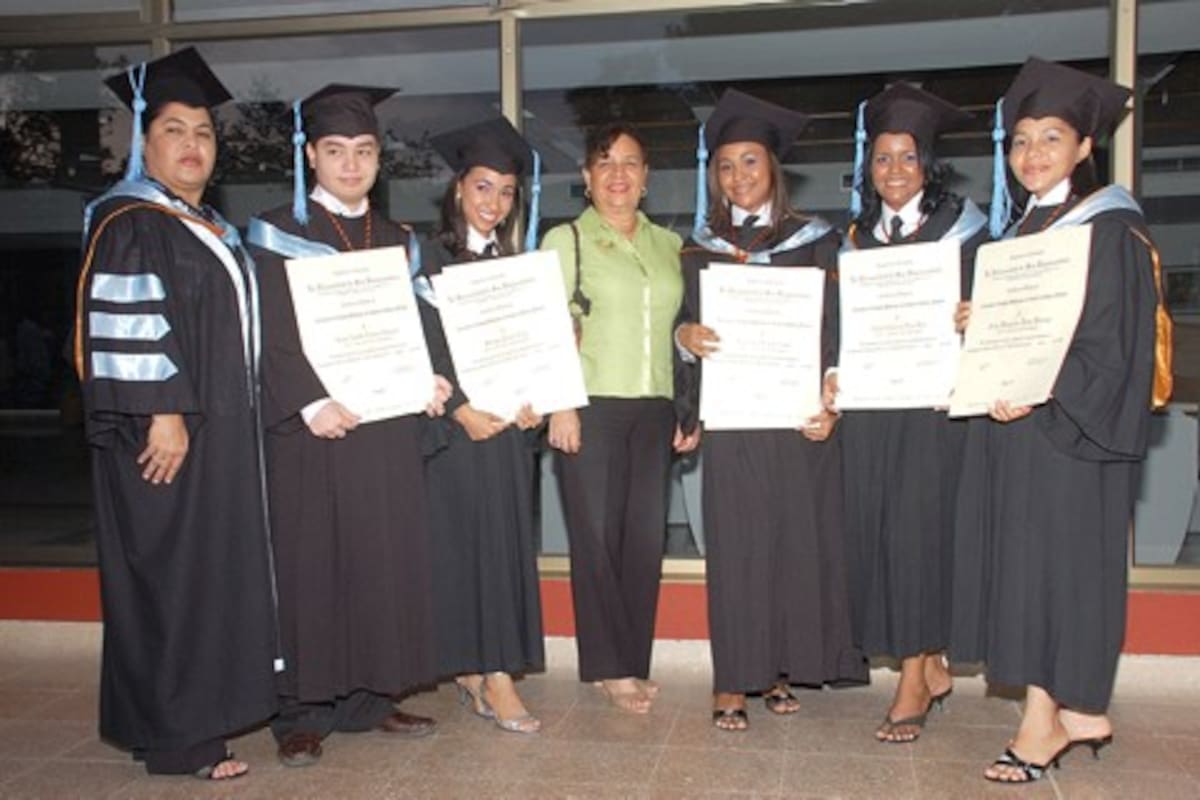 Aparecen: Karen Posada, decana de la Facultad de Educación; Jaime Andrés Cáceres Cabrales; Juleidys Pájaro Reyes; Myriam Cabrales Vargas, coordinadora del Programa; Luz Elena Montes Tinoco; Elaine Carolina Daza Daza e Irina Margarita Feria Marrugo. Aparecen: Karen Posada, decana de la Facultad de Educación; Jaime Andrés Cáceres Cabrales; Juleidys Pájaro Reyes; Myriam Cabrales Vargas, coordinadora del Programa; Luz Elena Montes Tinoco; Elaine Carolina Daza Daza e Irina Margarita Feria Marrugo.