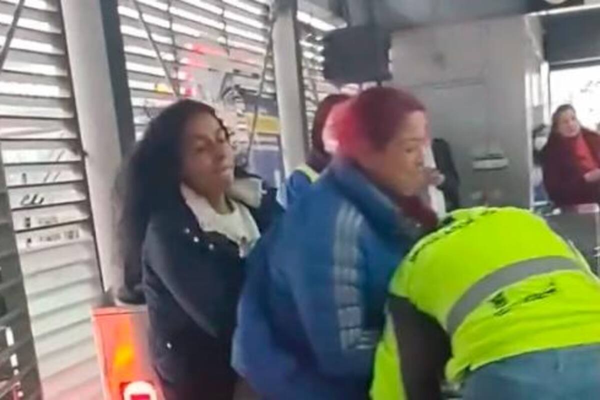 Video: se colaron y golpearon a una funcionaria del Transmilenio