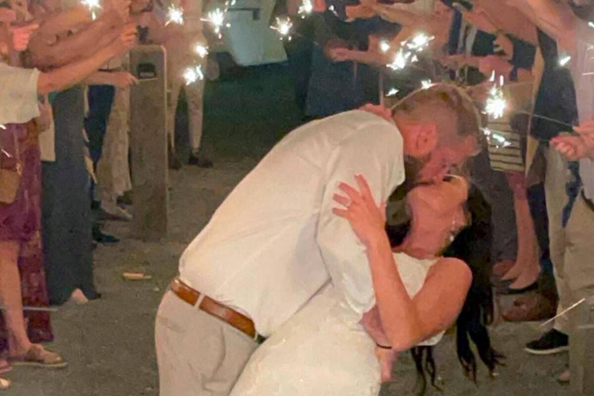 Recién casados salían de su banquete cuando los atropellaron: la mujer murió