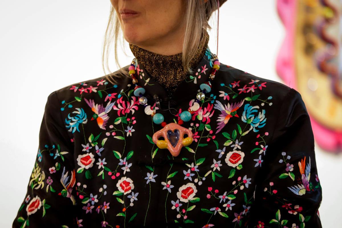 Andrea Echeverry luce un collar en homenaje a la vagina. // Colprensa.