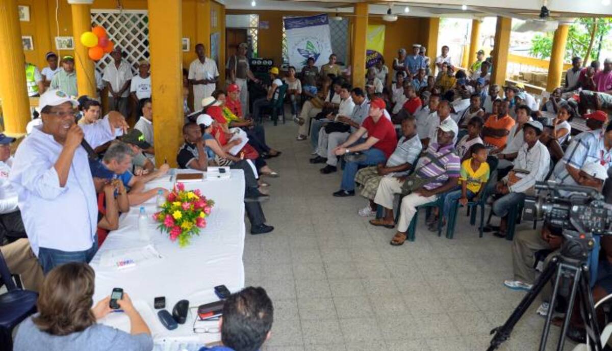 El Alcalde escuchó los problemas que más afectan a las poblaciones de Tierrabomba. RAFAEL ZABALA - PRENSA ALCALDÍA