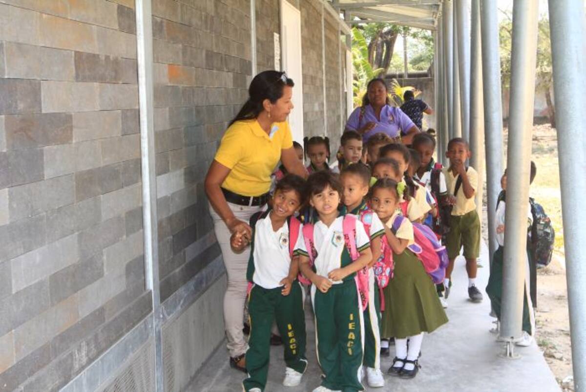 La experiencia de salones hechos con material reciclado en el colegio Ambientalista demuestra que esta podría ser una solución a los problemas de infraestructura en educación. Julio Castaño- El Universal.
