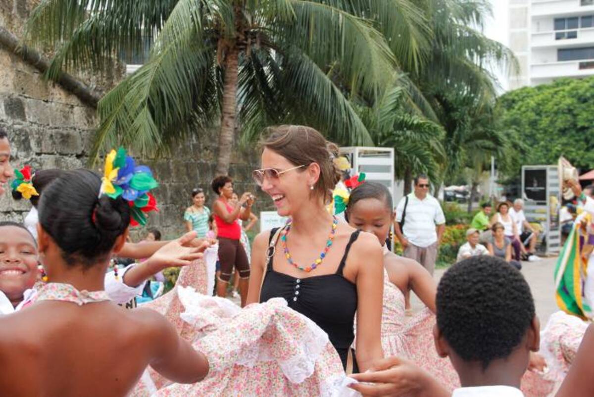 Turistas se contagiaron de la cumbia y se unieron al baile. LUIS CARLOS PRADO - ELUNIVERSAL.COM.CO