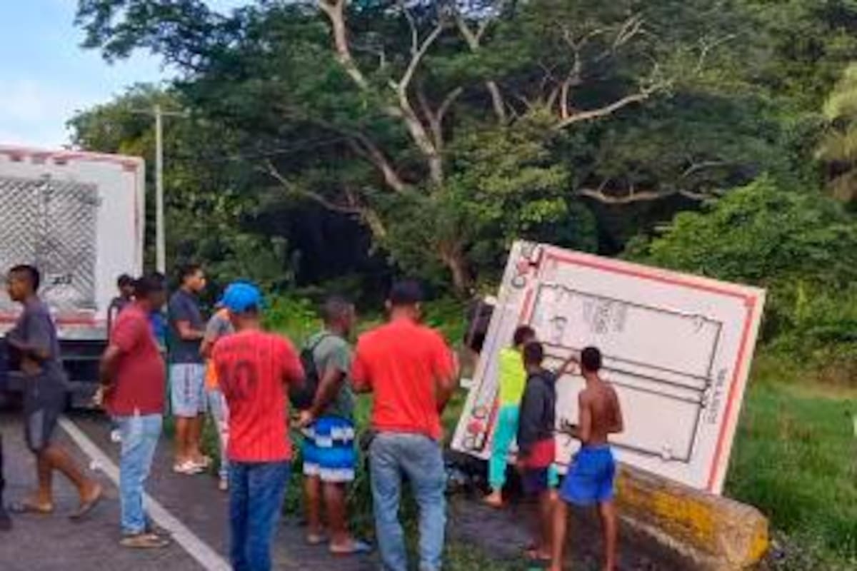 Furgón, con carnes frías, se volcó en Santa Catalina: esto hizo la comunidad