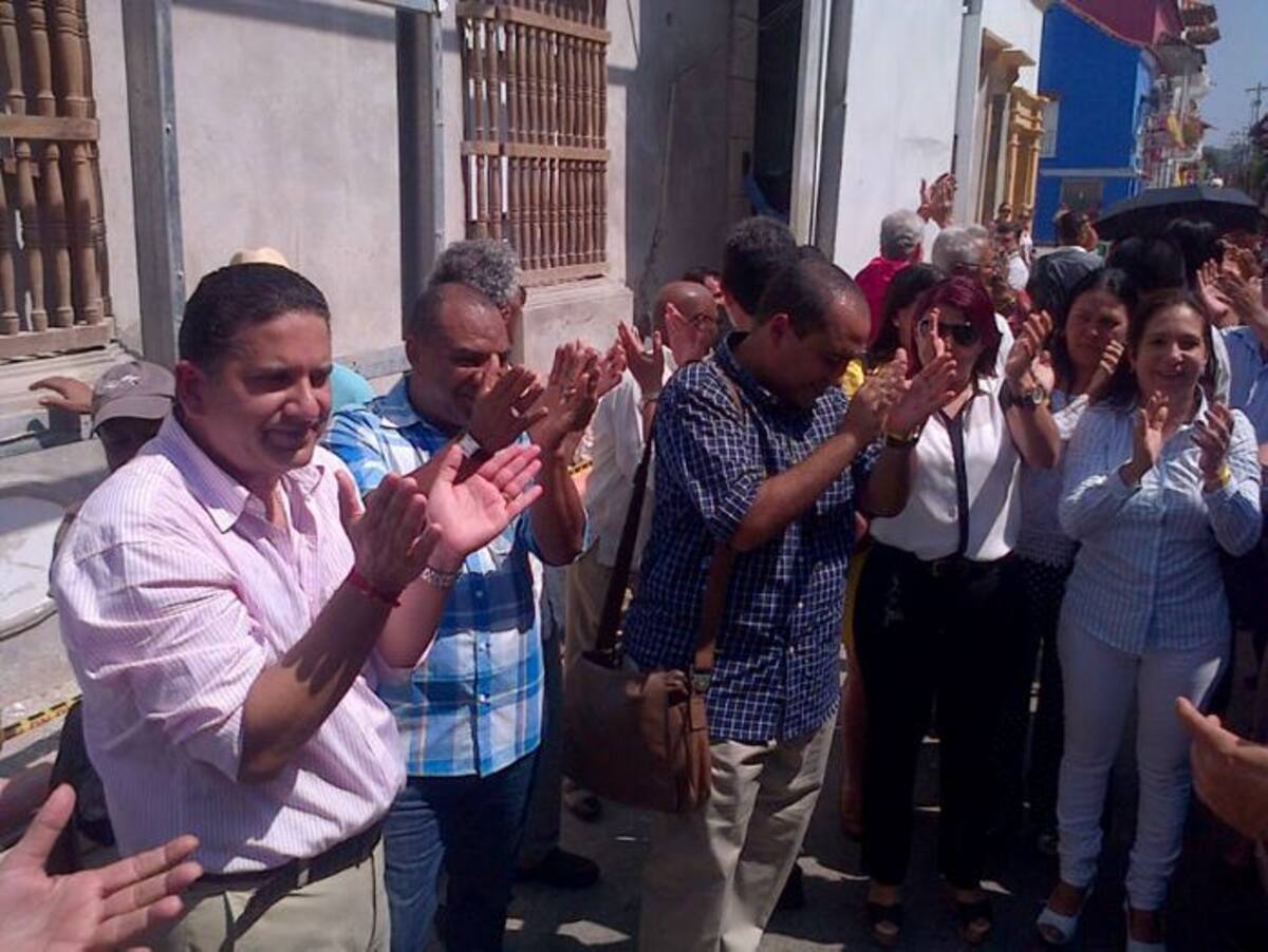 La protesta es encabezada por el gobernador Juan Carlos Gossaín. SAMUEL ALVAREZ BELEÑO/ EL UNIVERSAL