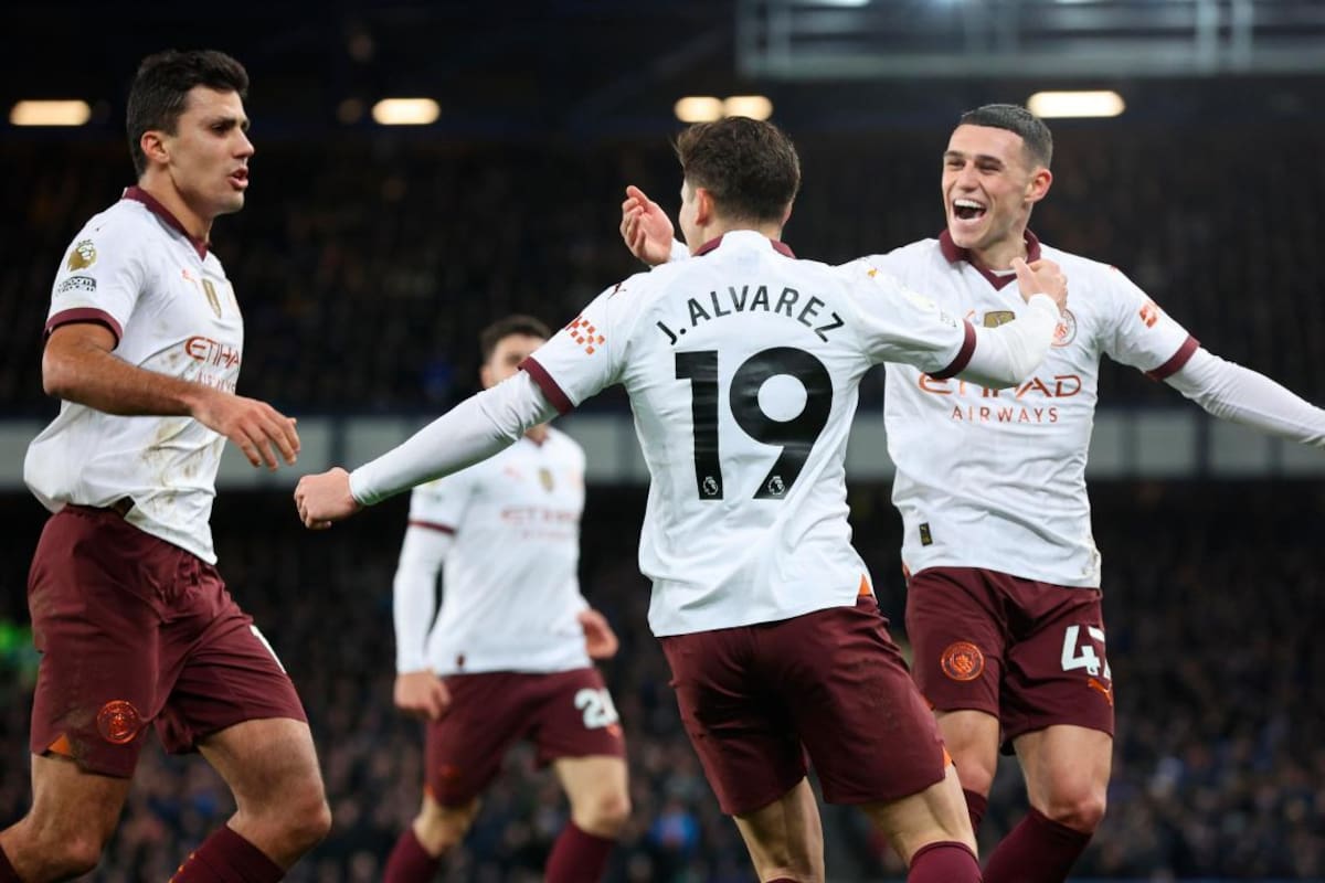 Manchester City remonta y se mantiene en la lucha por el liderato de la Premier