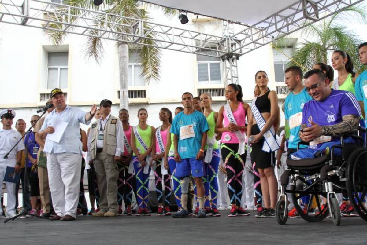 Miren la barriguita del señor doctor Ministro de Defensa…; ¿Cierto que necesita una buena tanda de ejercicio…;? Claro, que para rebajar esa petaca debe correr como 50 carreras 10K…; digo yo…; si no es que son más…;