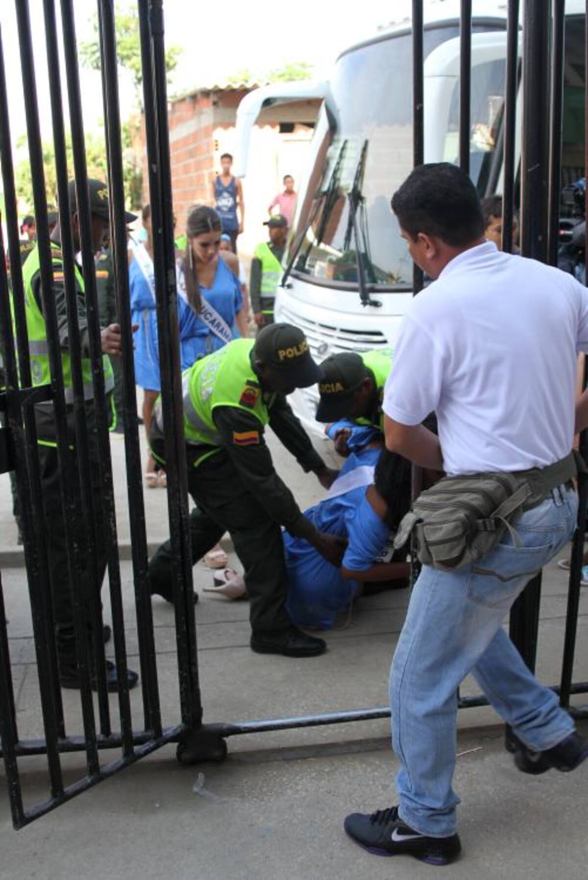 ¡Muchacha…; Cuidado que te vas a matar…;! A esa que ven “embolada” allí entre policía, buseta, reinas, seguridad y demás…; es la Señorita Bolívar, Franselys Santoya Ariza, quien anda perdiendo “pata” a cada rato…; Tulia, no se dice así…; se dice “se anda cayendo…;! Ahhh…; bueno…; mija…; gracias…; (ya tengo otra profesora de español…; ¿se dieron cuenta…;?)