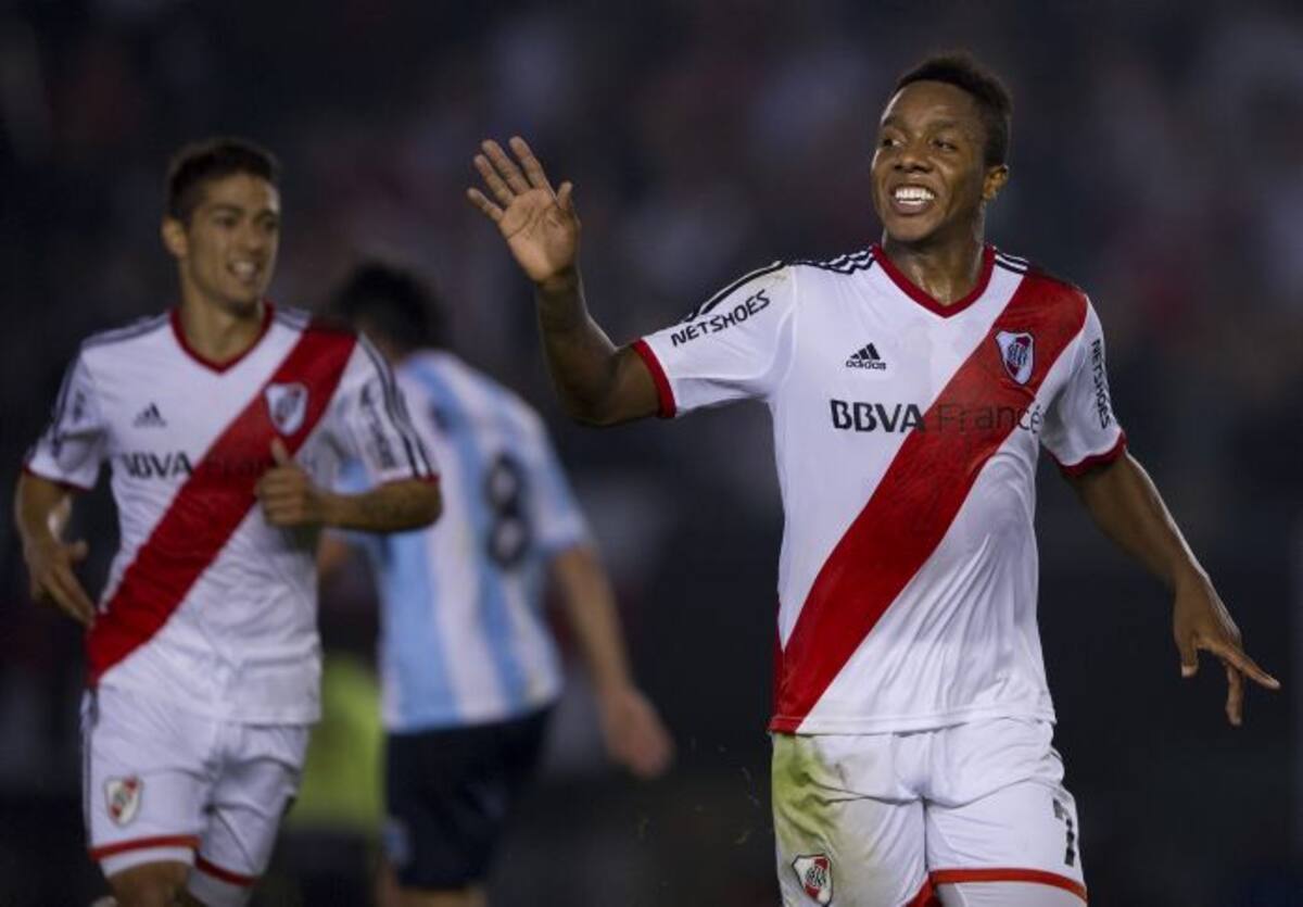 El colombiano Carlos Carbonero anotó un gol en la victoria de River Plate sobre Racing 3-2 AFP ALEJANDRO PAGNI