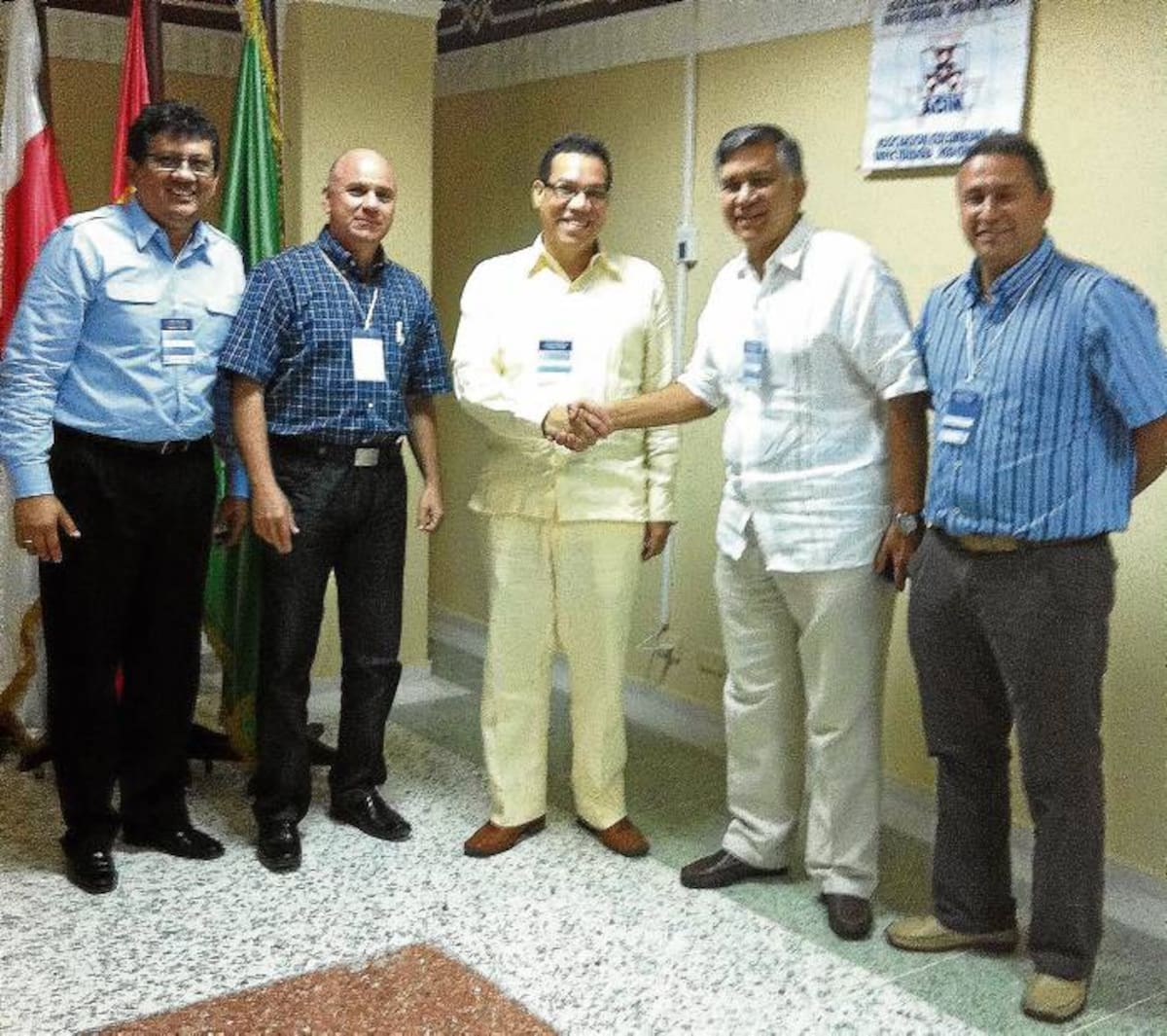 Los doctores Nelson Alvis, Napoleón Franco, Salim Matar, Wilmer Villamil Gómez, nuevo presidente de la Asociación de Infectología, Alvaro Villanueva, y Germán Arrieta. CORTESÍA/