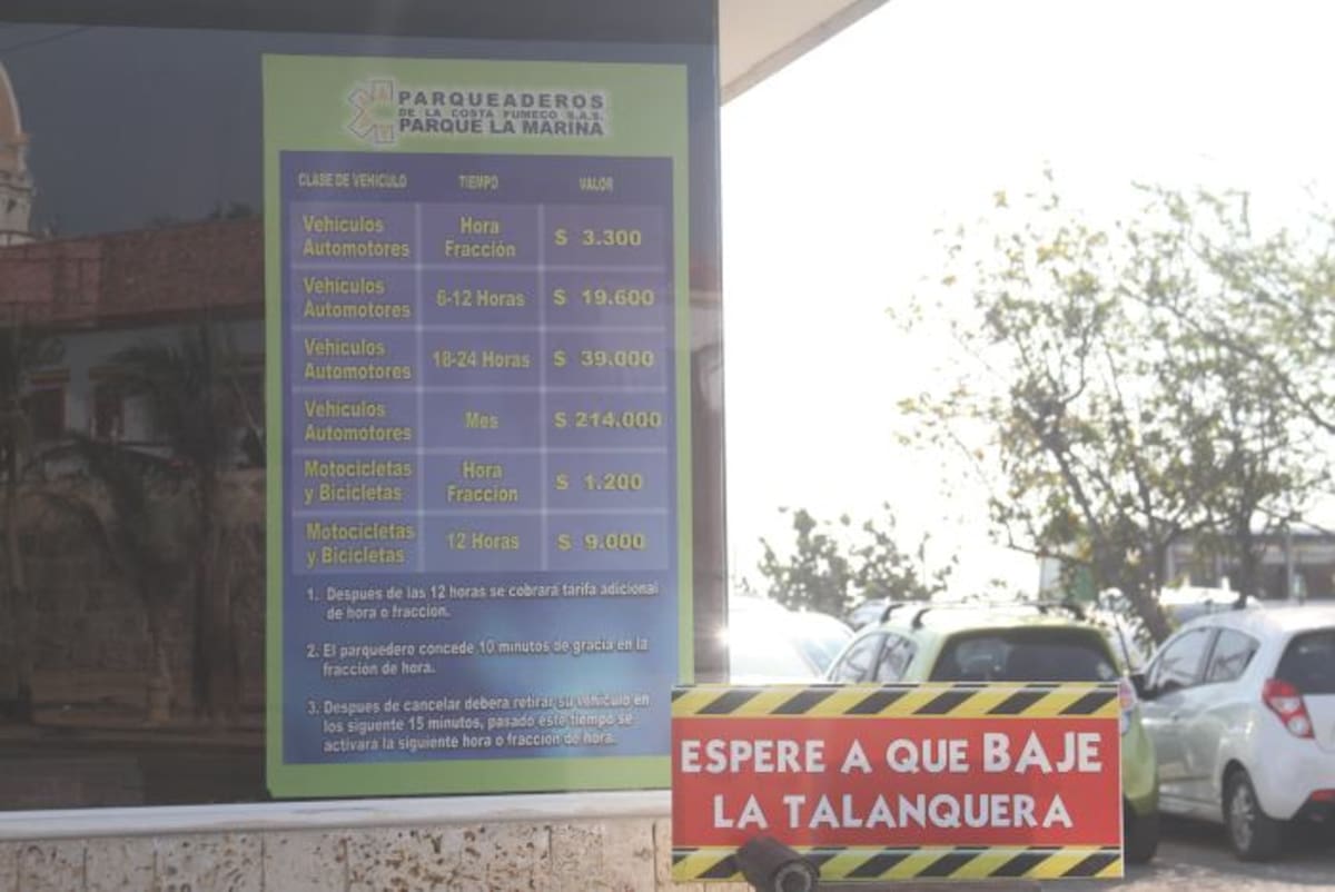 Tabla de precios en el parqueadero La Marina. El Universal