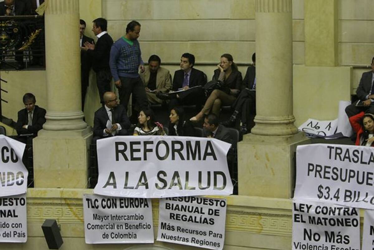 La Superintendencia de Salud indican que al 30 de junio de 2013 las EPS del régimen contributivo y subsidiado les adeudan a 5.010 clínicas, hospitales y centros asistenciales. COLPRENSA