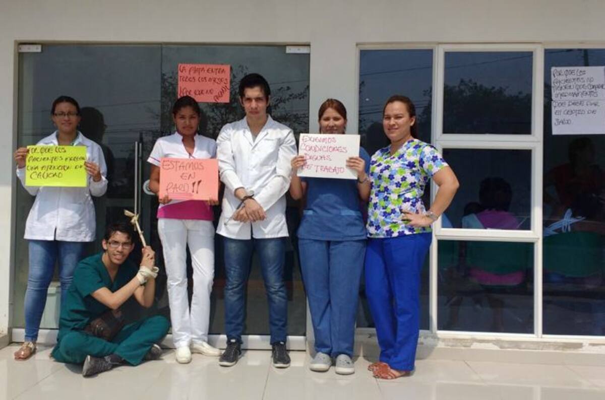 Protesta de empleados de la ESE del municipio de Toluviejo, quienes se encadenaron para pedir el pago de salarios atrasados. cortesía