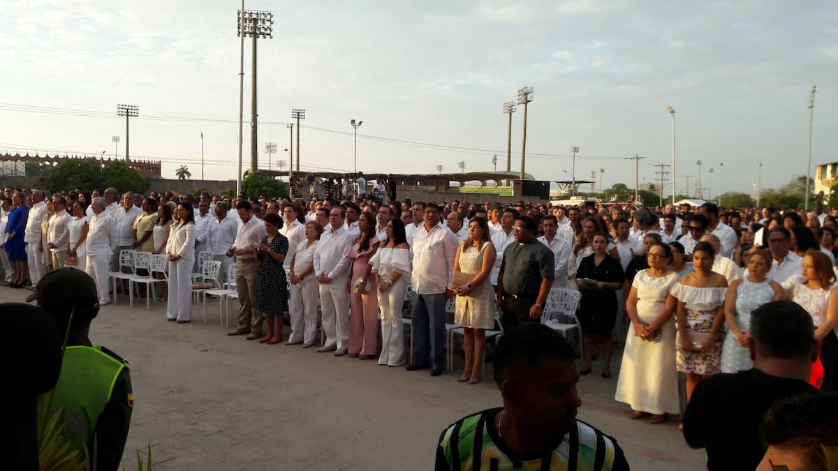 Familiares, amigos y seguidores de "Manolo" lo acompañan el el acto de posesión. Monica Casilla.