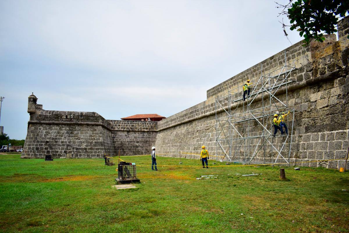 Realizan mantenimiento a más de 2 mil metros de murallas