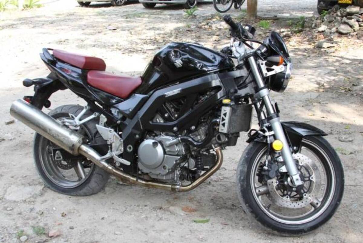 Junto con el sujeto se halló la moto en que se cometían los delitos. Cortesía