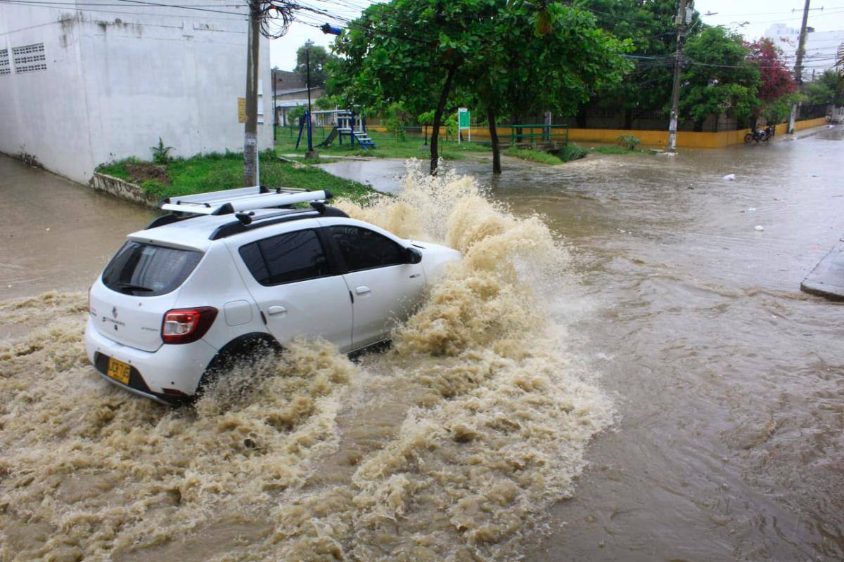 Vehículos particulares se aventuran a transitar el arroyo de la carrera 81, en San Fernando. //Julio Castaño - El Universal