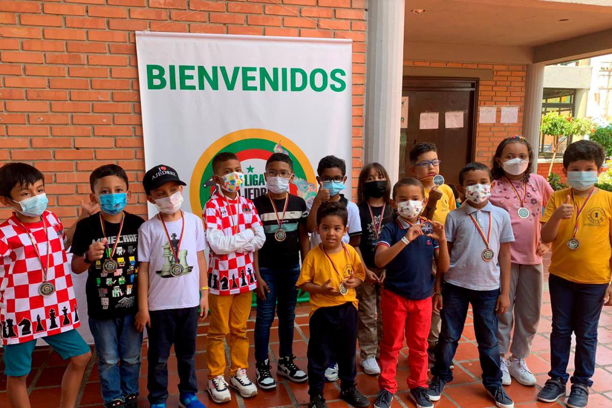 Niños y jóvenes movieron sus fichas en ajedrez