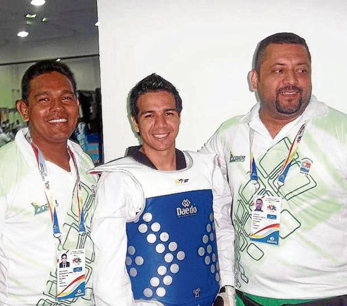 Fernando Samper Vargas (centro) le dio una medalla de bronce a la delegación de Sucre en taekwondo.
