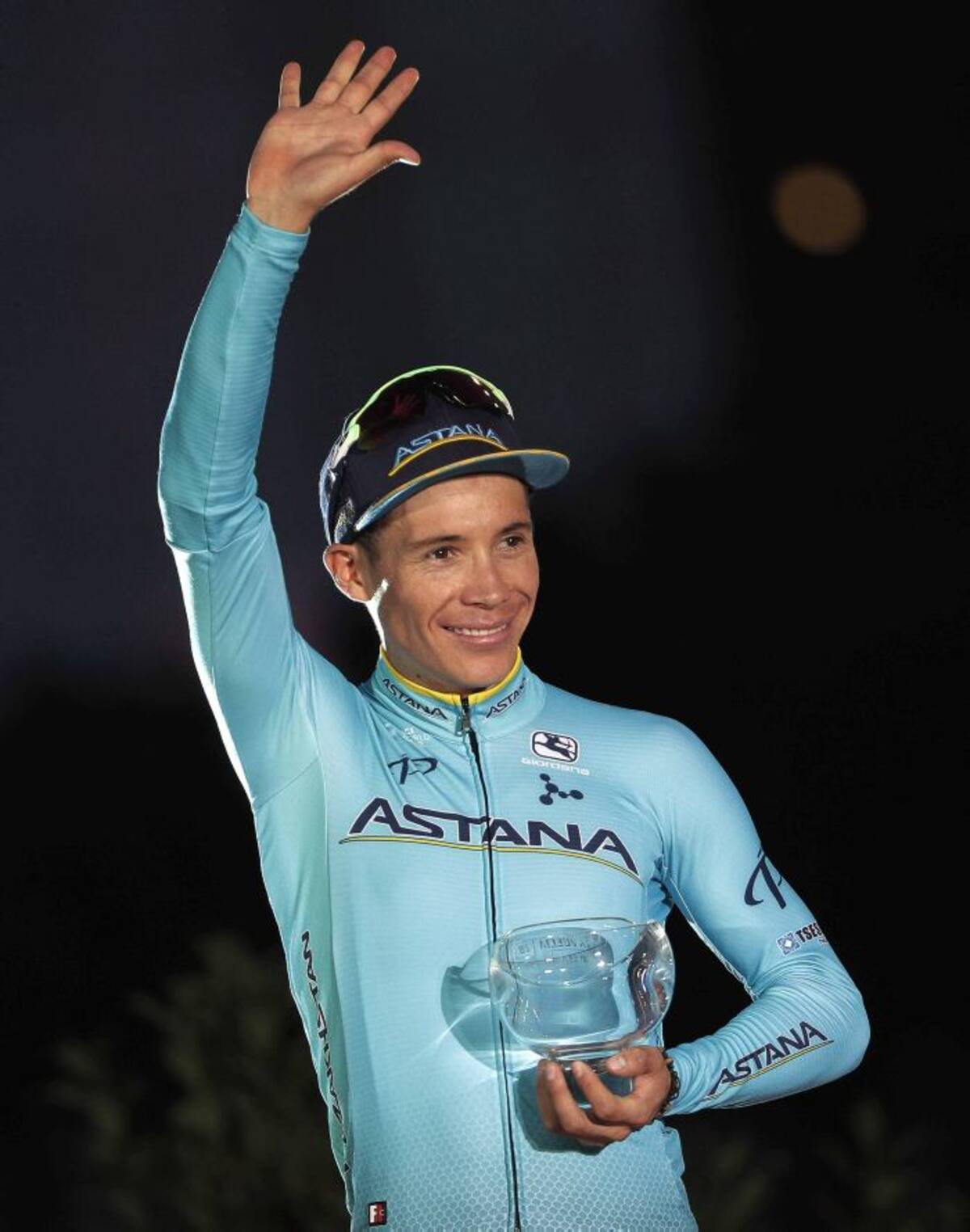 Miguel Ángel López enseña el trofeo que ganó por ser tercero en la Vuelta. EFE Manuel Bruque